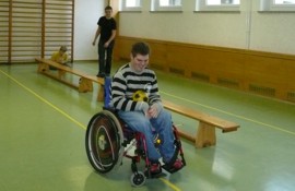 Ballspielen im Turnsaal