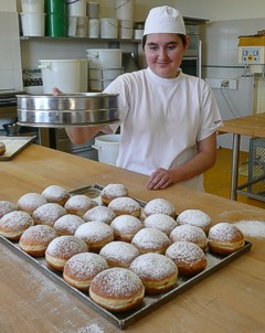 Katharina beim Krapfenbezuckern