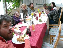 Die fleißigen Handwerker beim Mittagessen