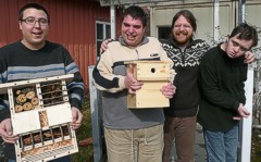 Landwirtschaftsgruppe mit ihren Nistkästen