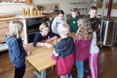 Die Erstkommunionkinder beim Kerzen gießen (Foto: Katrin Weixler)