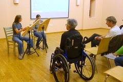 Judith Schaller und Alexandra Waldner spielen die Veeh-Harfe